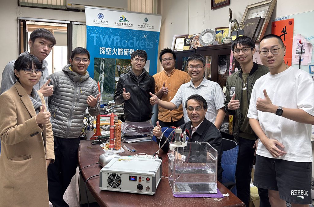 國家太空中心主任吳宗信帶領研究團隊,於實驗室與「雙模組電漿微奈米氣泡」專利裝置進行大合照。全員面對鏡頭豎起大拇指比讚。
